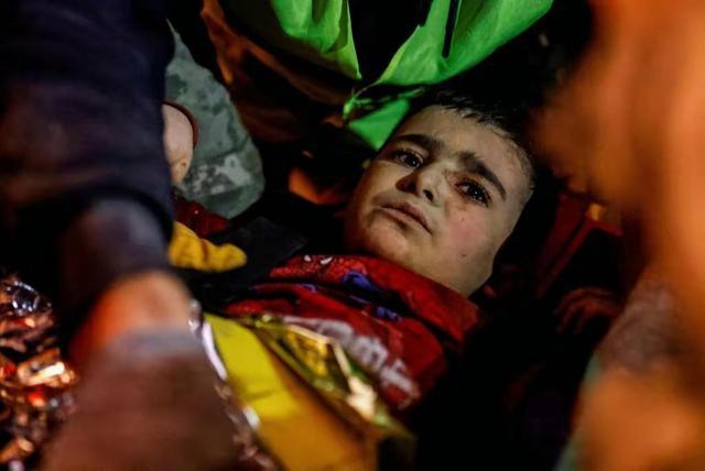 土耳其男童一句话逼哭搜救人员：我弟弟还很小，他可能会死掉…