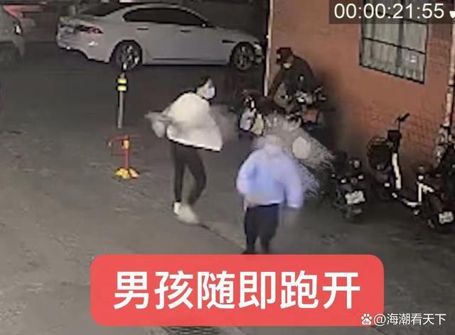 广州一女子疑被小孩当街袭胸，摸完就跑 女子报警，网友：他还是个孩子 千万不能放过