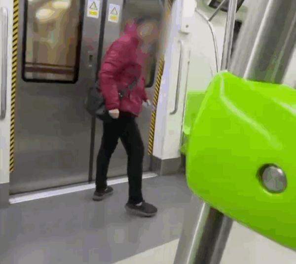北京一女子故意在地铁车厢内吐口水 已被拘：多次故意吐口水滋事