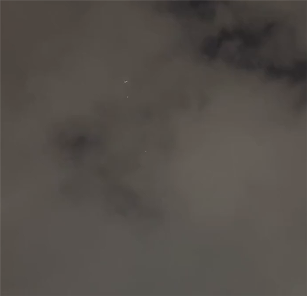 深圳夜空现不明发光飞行物 共有三个大小不一 突然就消失了