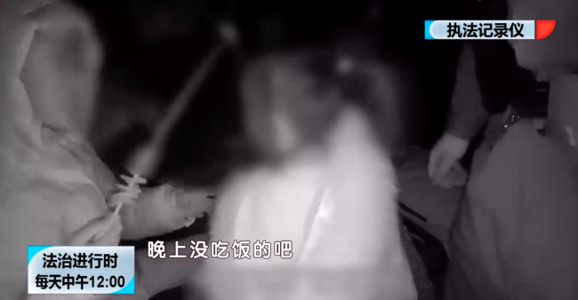 北京欢乐谷内3岁女孩哭闹不止：我要找妈妈！