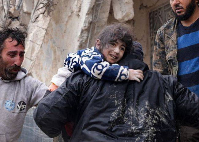 土耳其地震后超1300名儿童与父母失散 近300人身份仍未确定
