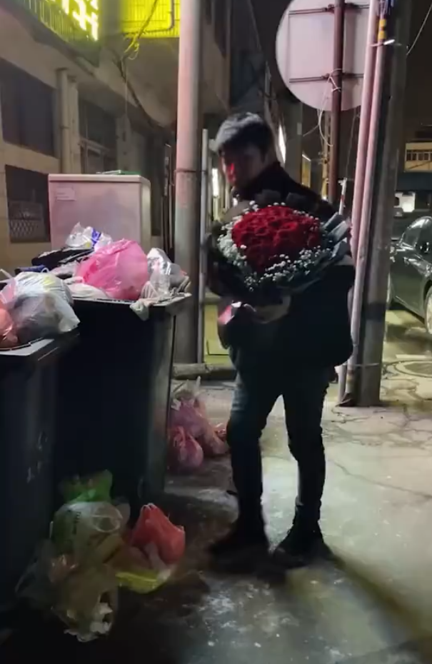 男子垃圾桶旁捡玫瑰送妻子