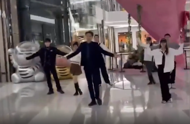 男生商场跳舞向女友求婚