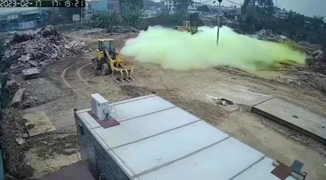 广西柳州一空地氯气泄漏1人昏迷，黄绿色气体弥漫 气味刺鼻