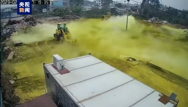 广西柳州一空地氯气泄漏1人昏迷，黄绿色气体弥漫 气味刺鼻