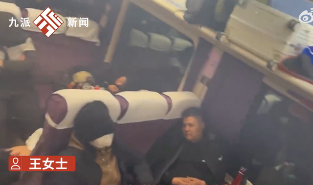 座位被占女子爬火车行李架睡觉 提醒大家不要模仿