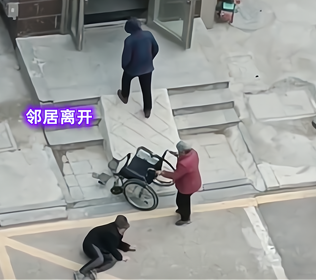老人推轮椅上坡后仰摔倒无人敢碰自己爬走 心酸无奈泪目