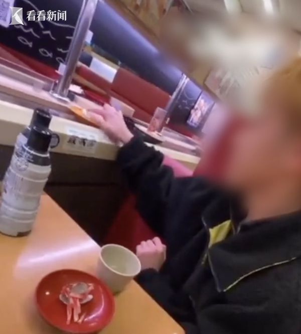 日本又发生寿司店丑闻，少年冲传送带上的寿司喷酒精引发众怒 先给自己的脑子喷一喷