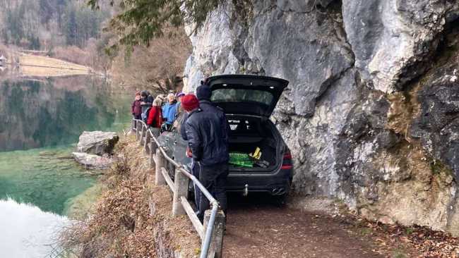 德国游客盲信导航把车开上山间步道被卡住，造成大量游客拥堵