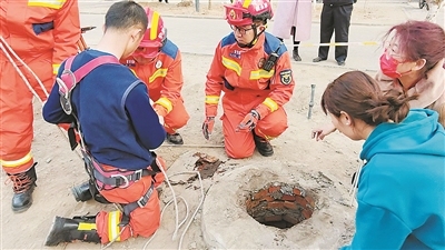 救援人员做下井前准备。