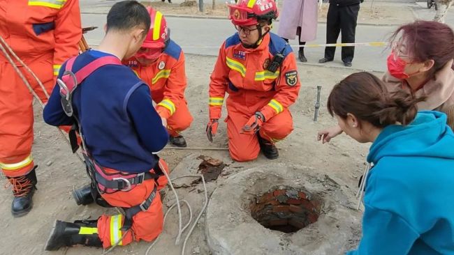 暖！跌入10米深废井女童获救 消防员：马上就救你出去，乖