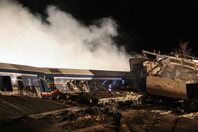 希腊两列火车相撞已致26人死亡 迎头相撞场面惨烈