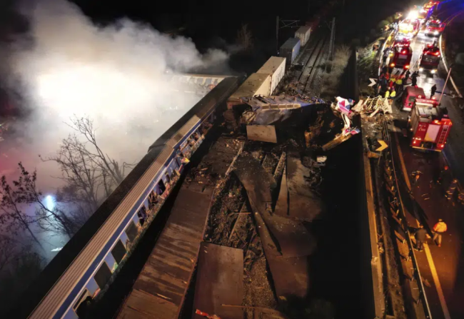 希腊两列火车相撞已致26人死亡 迎头相撞场面惨烈