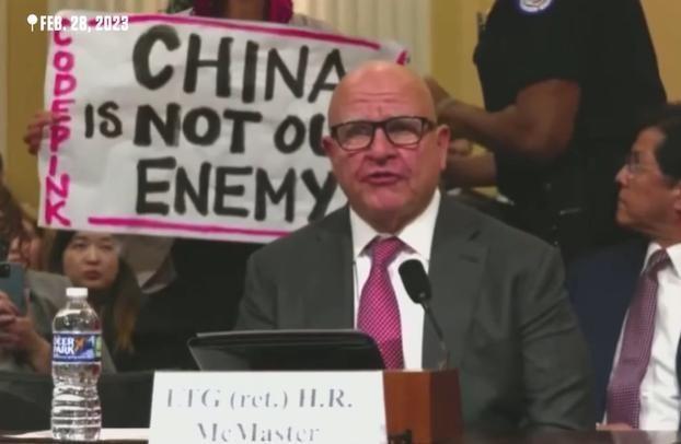 美抗议者举牌“中国不是敌人”被抓 美国政客呱噪