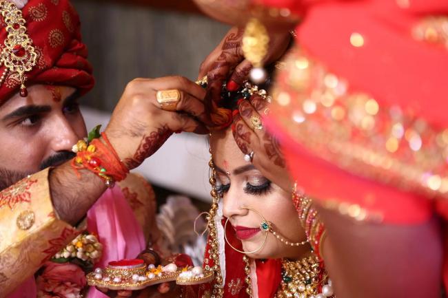 印度一新娘去世妹妹代嫁 网友：女性的裙摆应该在风中飘扬 