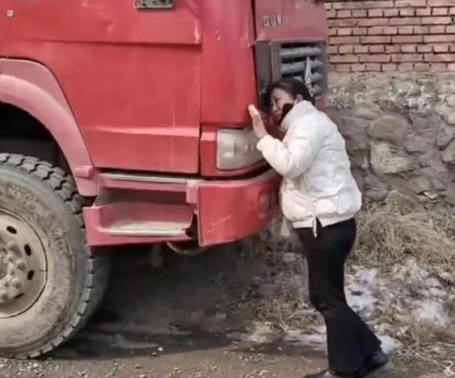 女子卖掉亡夫的卡车落泪