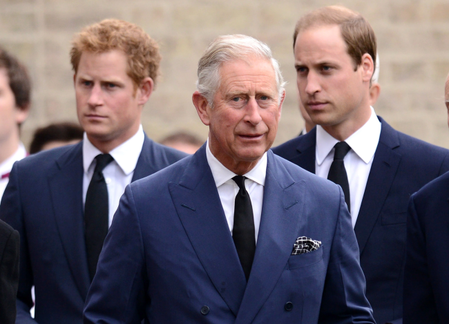 哈里王子（左）与英国国王查尔斯三世（中）以及威廉王子（右）合照 图源：外媒