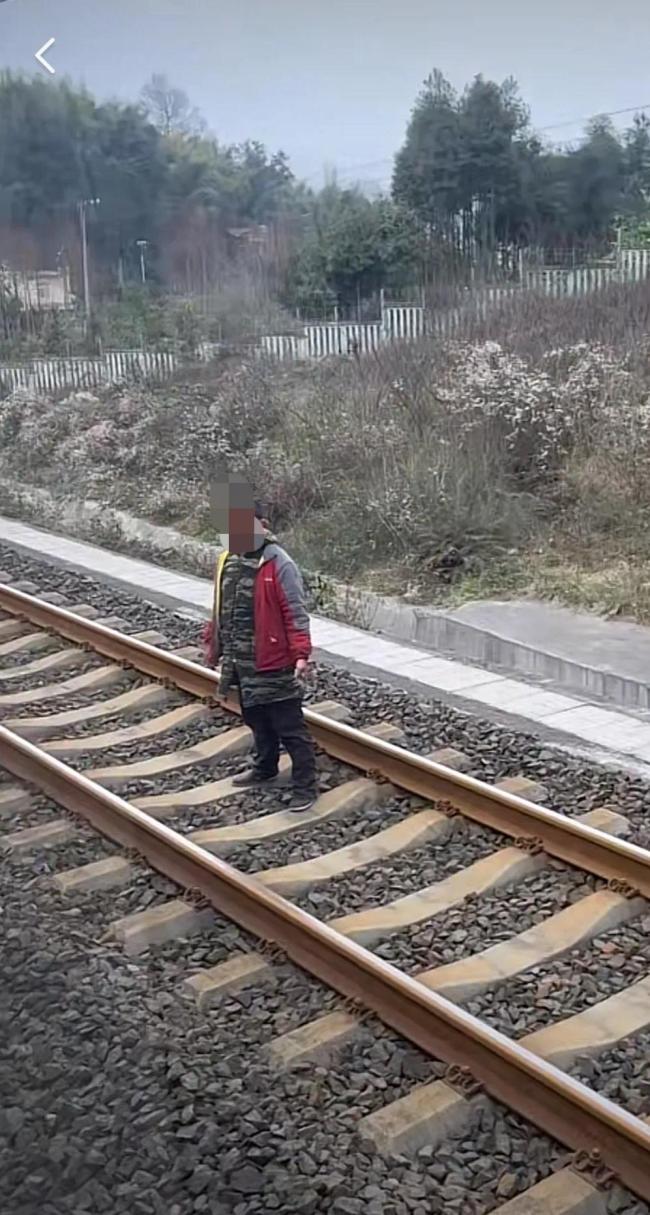 警方通报四川两列高铁被人截停：精神障碍残疾人