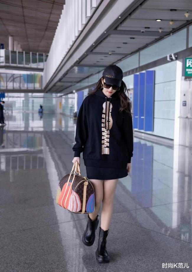 刘亦菲出发巴黎时装周 ​机场穿搭舒适简约简直就是酷girl