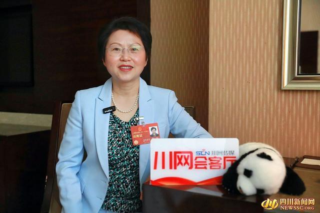 “熊猫幼崽”现身代表通道，四川代表向中外记者讲述她与大熊猫的故事