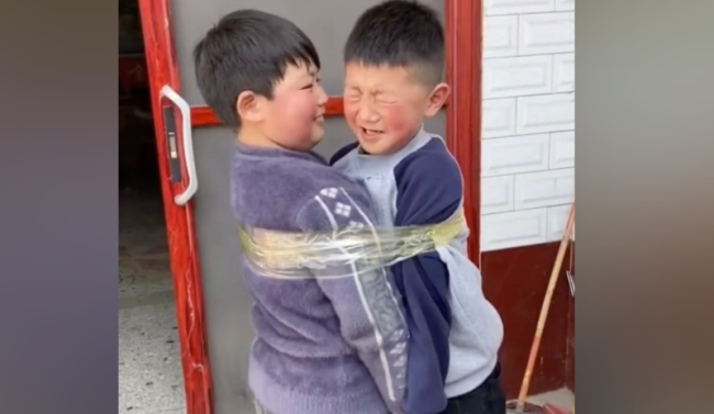 两男孩打架姥姥用胶带绑一起，下一秒两人都笑了