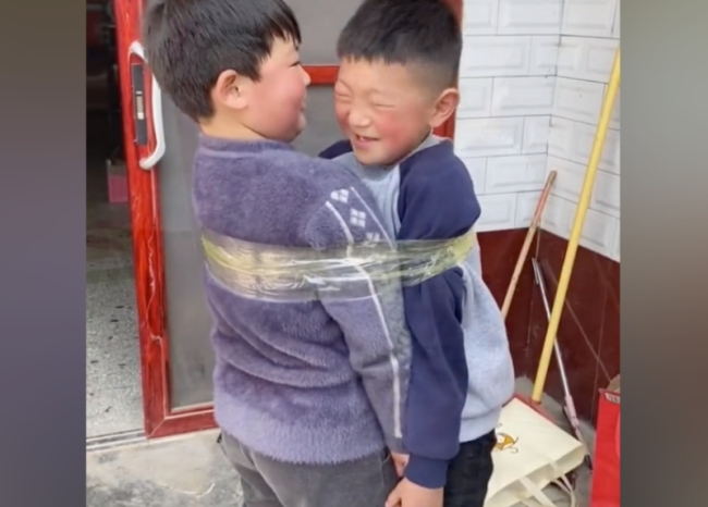 两男孩打架姥姥用胶带绑一起，下一秒两人都笑了