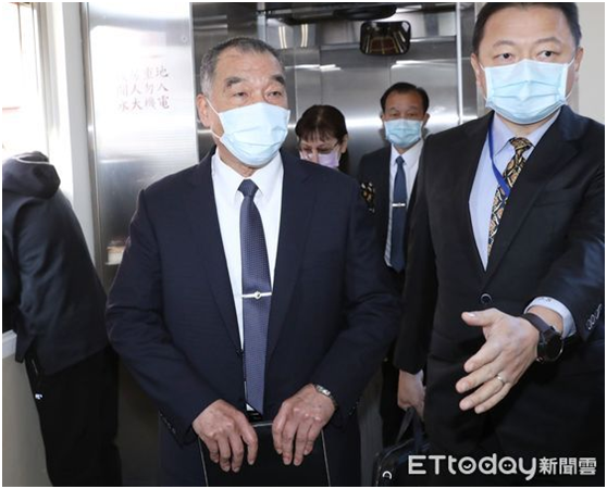 邱国正（左）6日上午到台“立法院”备询。（图片来源：台湾ETtoday新闻云）