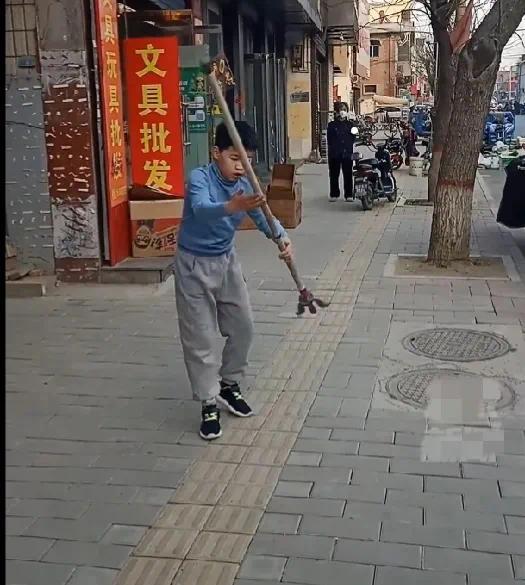 12岁男孩舞钢叉动作娴熟 网友：居然没把孩子送到少林寺 