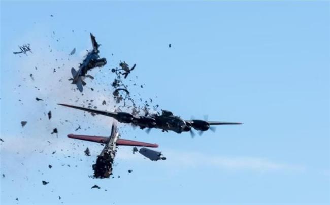 意大利两架军机空中相撞：坠入居民区！