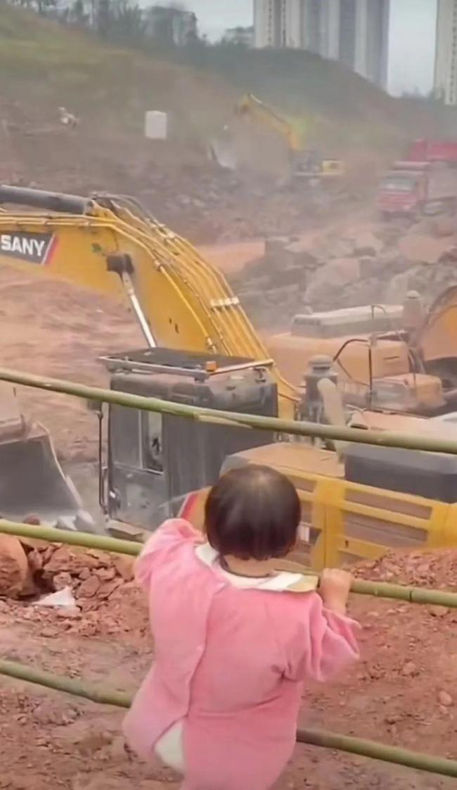 爸爸带1岁女儿开挖掘机，孩子就是工作的动力！
