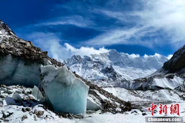 西藏发现165米长大型冰洞 “很快就会变成打卡地点”  