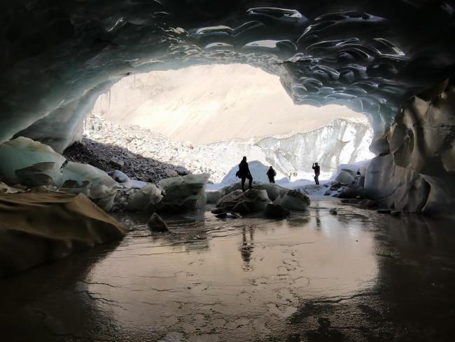 西藏发现165米长大型冰洞 当事人讲述发现过程：巡山时偶遇入口，两头相通非常漂亮