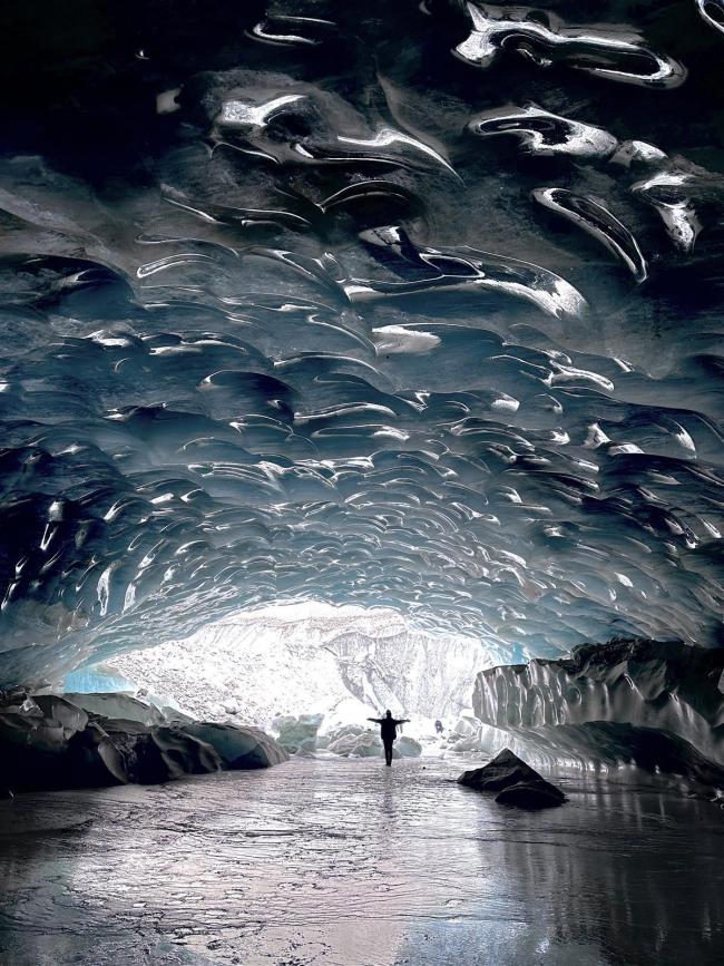 西藏发现165米长大型冰洞 当事人讲述发现过程：巡山时偶遇入口，两头相通非常漂亮