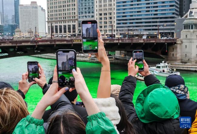 芝加哥河流被染成绿色，迎接即将到来的圣帕特里克节