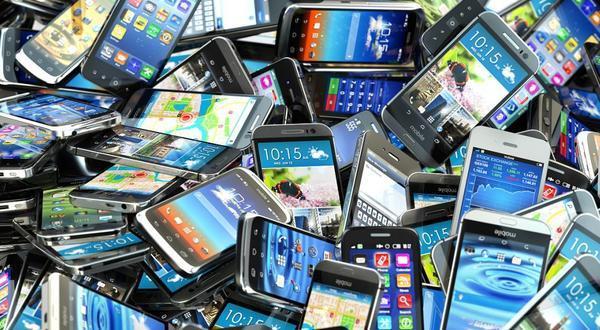 我国每年废弃手机约4亿部 揭秘手机在“退休”后会流向哪里