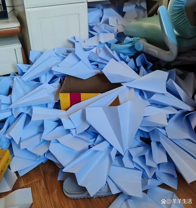 孩子上课折纸飞机 爸爸买一箱纸罚折五百个