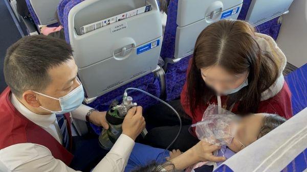 机组乘客联手救高烧女孩：体温近41℃，万米高空吸氧6瓶
