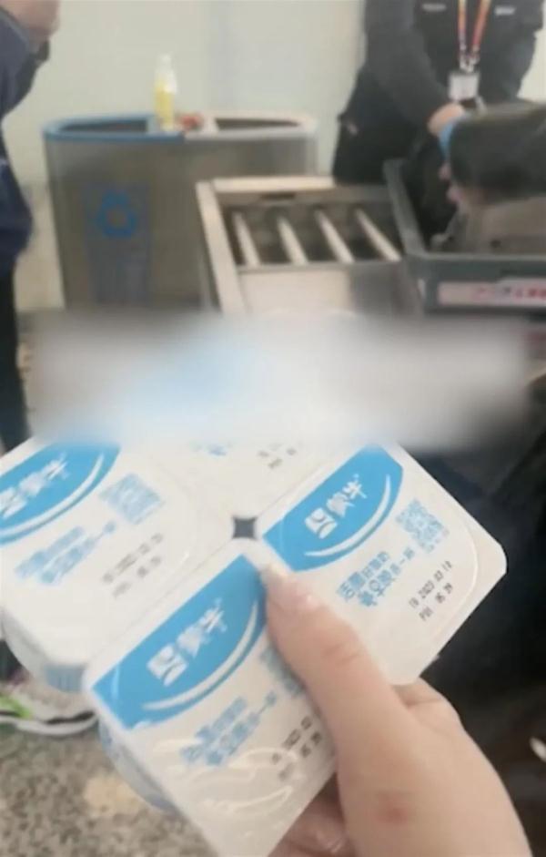 阿姨乘机被拦现场分酸奶 机场客服人员回复称，乘客所带的酸奶可以托运