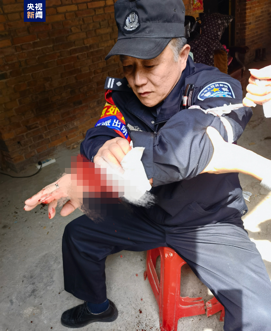 民警手臂挡刀救轻生男子手臂被刺穿 从警20余年第二次因公受伤