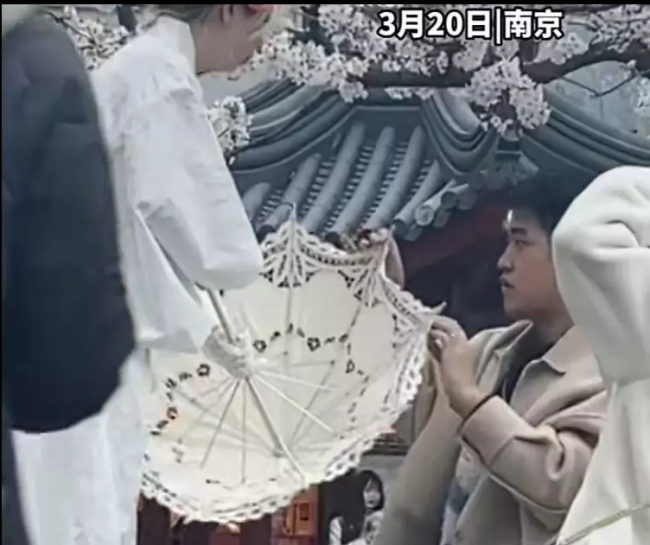 女子穿和服南京街头拍照引质疑