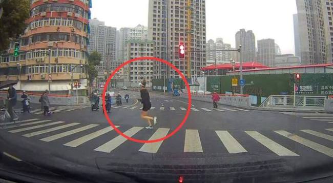 谷爱凌冒雨在上海街头跑步 过人行道也不减速狂奔 网友感慨：太自律了