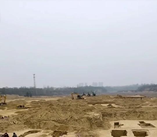 郑州一水库清淤发现大量古墓 空心砖几近成人身高