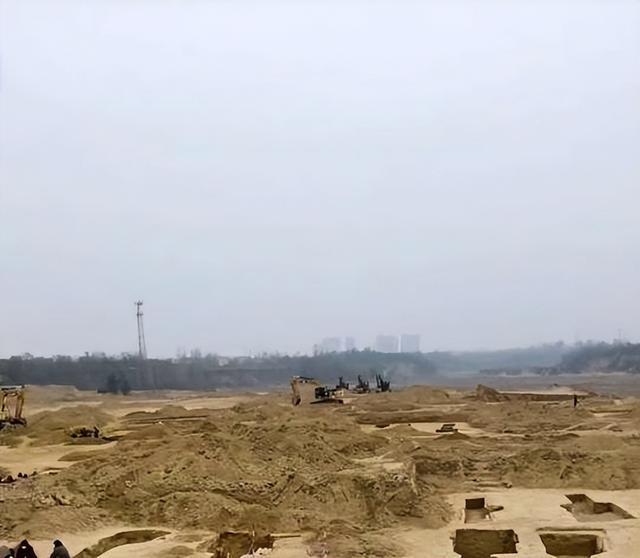 郑州一水库清淤发现大量古墓 有的尸骨还张着嘴好像在“大喊”