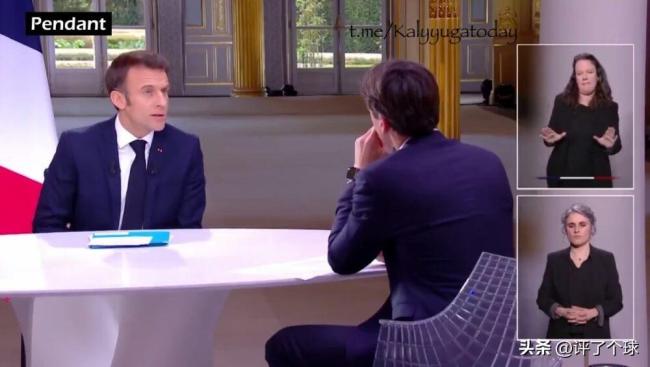 在电视采访谈到养老金改革问题时，马克龙变身“魔术师”悄悄摘下了8万欧元的名表 