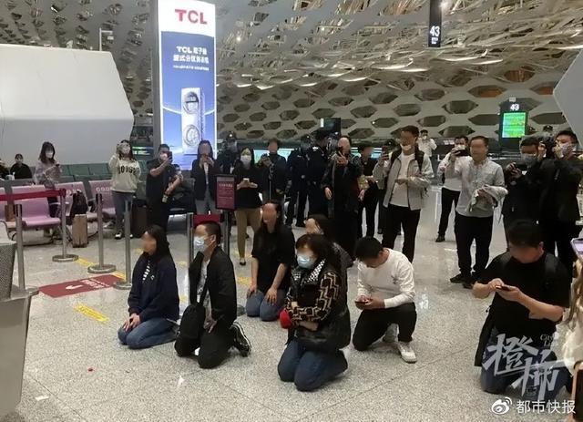 深圳暴雨致航班取消 旅客跪求起飞 有空姐被旅客骂哭