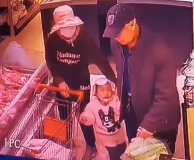 2岁女童在超市险被陌生老人牵走