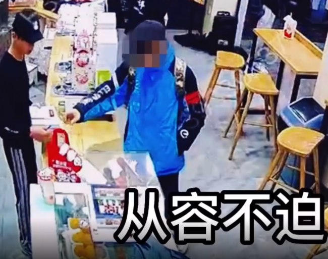 男子装外卖员偷餐被店员一秒识破 当场报警被抓获