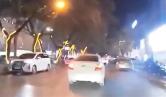 网传邯郸一小车连撞多人 警方：14人受伤，肇事司机已被控制