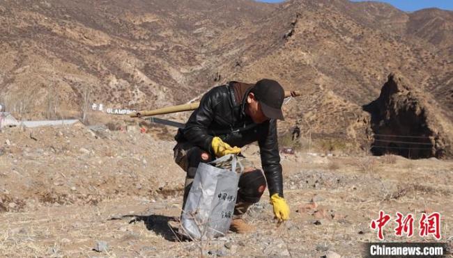 内蒙古大叔8年捡万斤垃圾：愿做大山里的“清道夫”